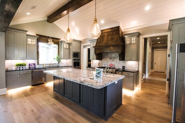 https://trentwilliamsconstruction.com/images/2019/parade-2019/trent-williams-2019-parade-home-farmhouse-kitchen.jpg